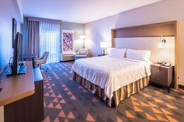 غرفة قياسية بسرير كوين بإطلالة على المرسى، Holiday Inn Osoyoos 1/6