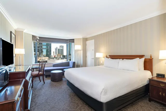 غرفة قياسية بسرير كينج، Sandman Signature Edmonton Downtown Hotel 2/4