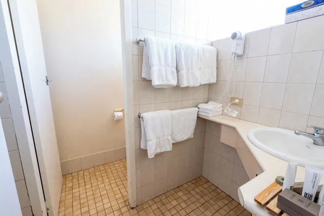 غرفة عائلية بسرير كوين وسريرين منفصلين، Hospitality Inn Geraldton SureStay Collection by Best Western 6/8