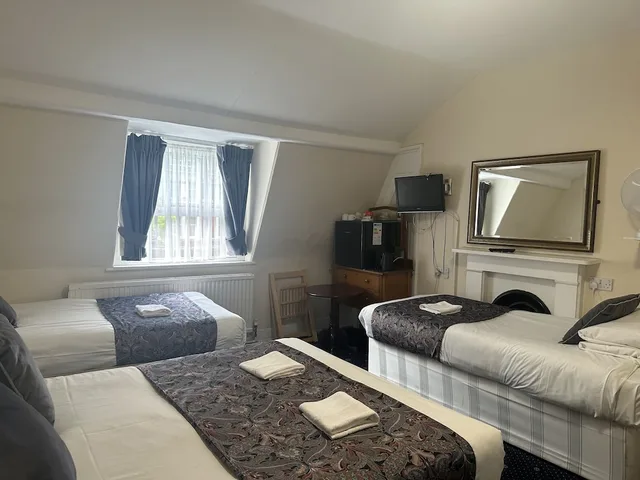 غرفة رباعية بسرير مزدوج وسريرين منفصلين، Arran House Hotel 1/4