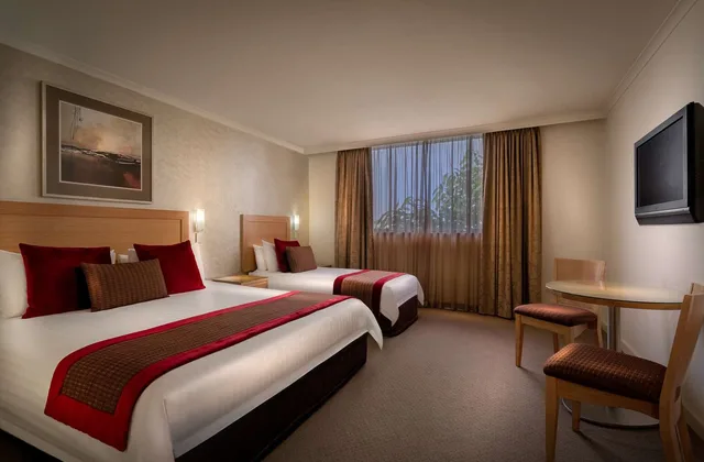 غرفة ديلوكس بسرير كوين وسرير فردي، Best Western Plus Travel Inn Hotel 4/9