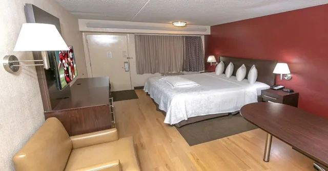 Premium, King Bed, Accessible, Red Roof PLUS Washington DC - Oxon Hill 5/6