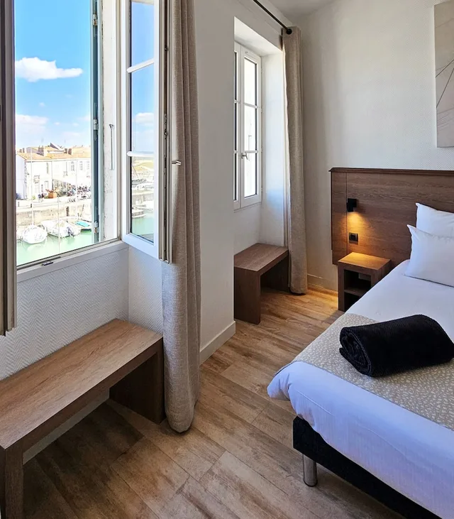 غرفة سوبيريور بسرير كوين بإطلالة على المرفأ، Hotel Du Port 6/7