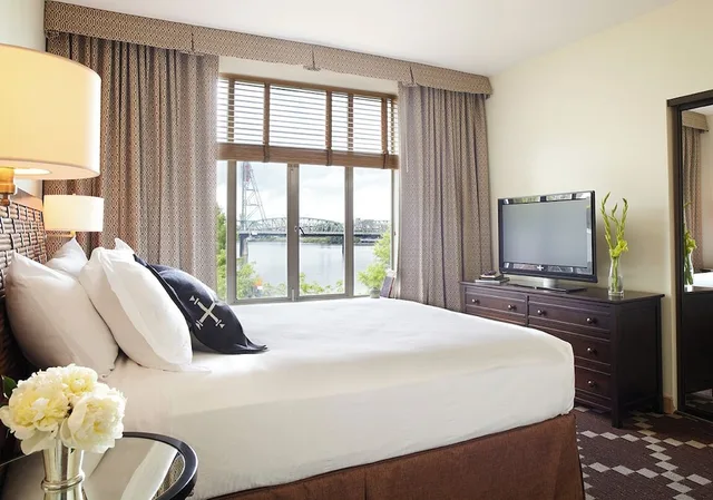 جناح بسرير كينج بإطلالة على النهر بغرفة نوم واحدة مع أريكة، RiverPlace, a Kimpton Hotel 2/5
