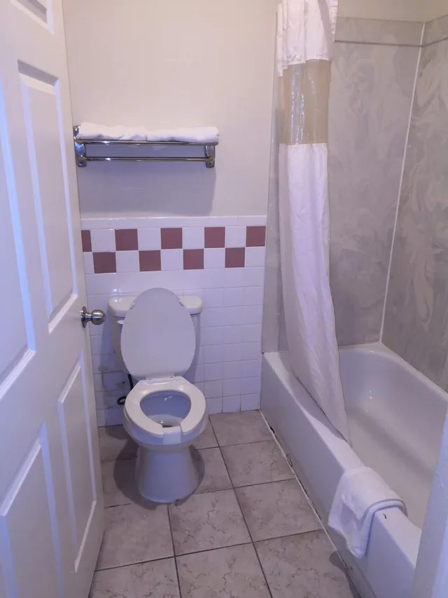 غرفة بسرير كينج للمدخنين، Scottish Inn & Suites IAH West 2/2