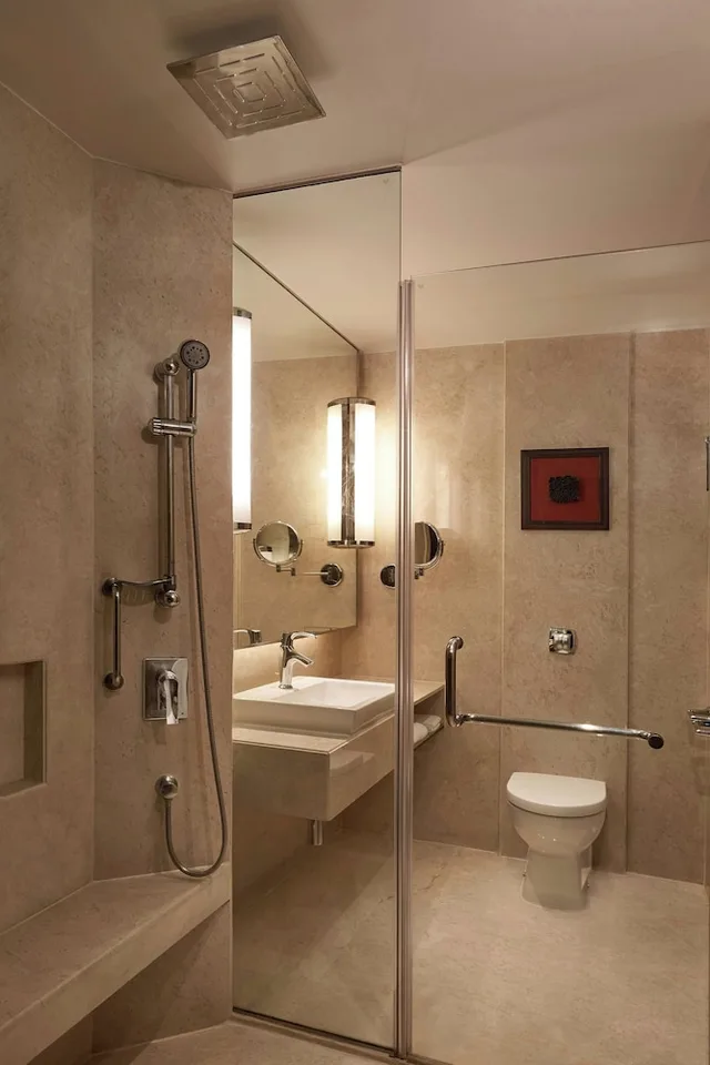 Deluxe, King Bed, Pool View, Courtyard By Marriott Mumbai International Airport 4/6