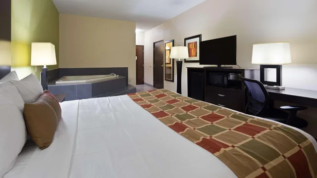 جناح بسرير كينج بجاكوزي، Best Western Plus Huntersville Inn & Suites Near L 4/4
