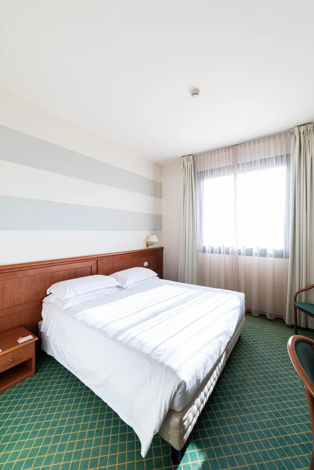 Compact, Queen Bed، Phi Hotel Emilia 1/5
