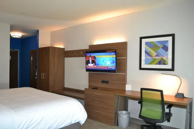 غرفة قياسية بسرير كينج، Holiday Inn Express Tallahassee University Central 3/6