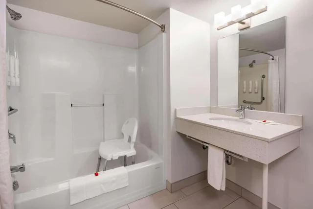 غرفة بسرير كينج وسرير كوين لذوي الإعاقة، Super 8 by Wyndham Winnipeg West 4/10