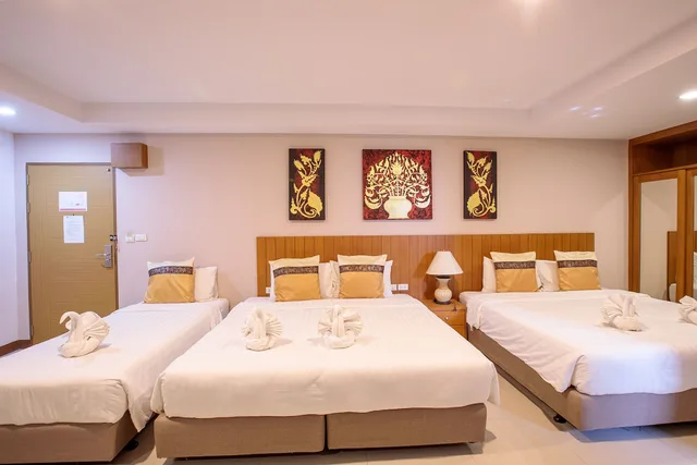 Deluxe, Family, 1 Single and 2 Double Beds، Huen Jao Ban Hotel 3/9