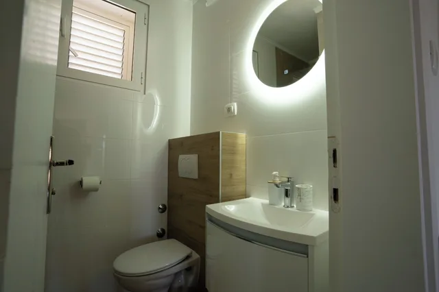 شقة بسرير مزدوج بإطلالة على البحر بغرفة نوم واحدة مع أريكة، PETRA APARTMENTS 2/2