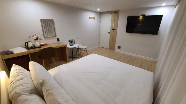 غرفة ديلوكس بسرير كوين، V1 Motel 3/6
