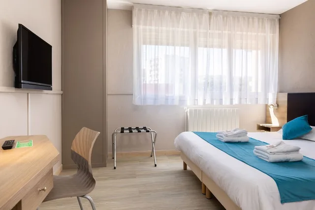Room, Twin Beds, San Balcony، Hotel Club Le Capet 7/9