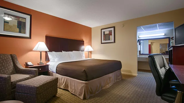 جناح بسرير كينج مع أريكة بمنطقة جلوس، Best Western Markita Inn 3/5