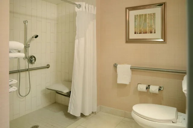 غرفة قياسية بسرير كوين لذوي الإعاقة، Holiday Inn Conference Ctr Edmonton South 5/7