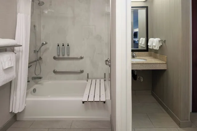 جناح بسرير كينج بغرفة نوم واحدة مع أريكة، Courtyard by Marriott Vacaville 4/4