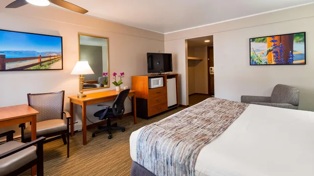 غرفة بسرير كينج يُسمح فيها بالحيوانات الأليفة، Best Western Ptarmigan Lodge 1/3