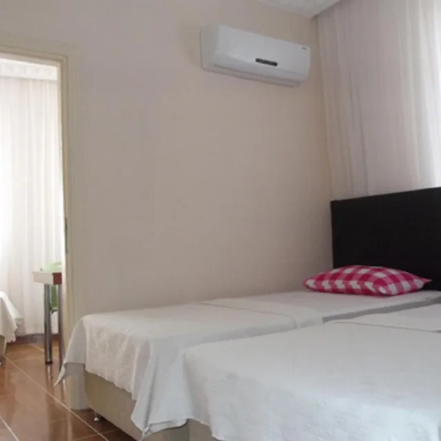 غرفة ثلاثية، Cane Motel 4/9