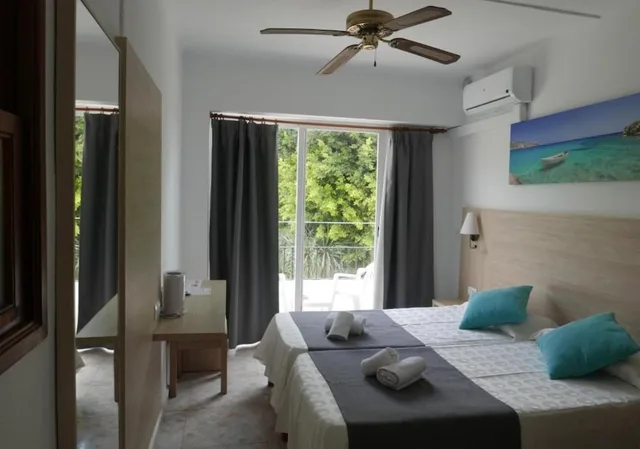 غرفة قياسية بسريرين منفصلين بإطلالة على المدينة بشرفة، Antares Hotel 7/10