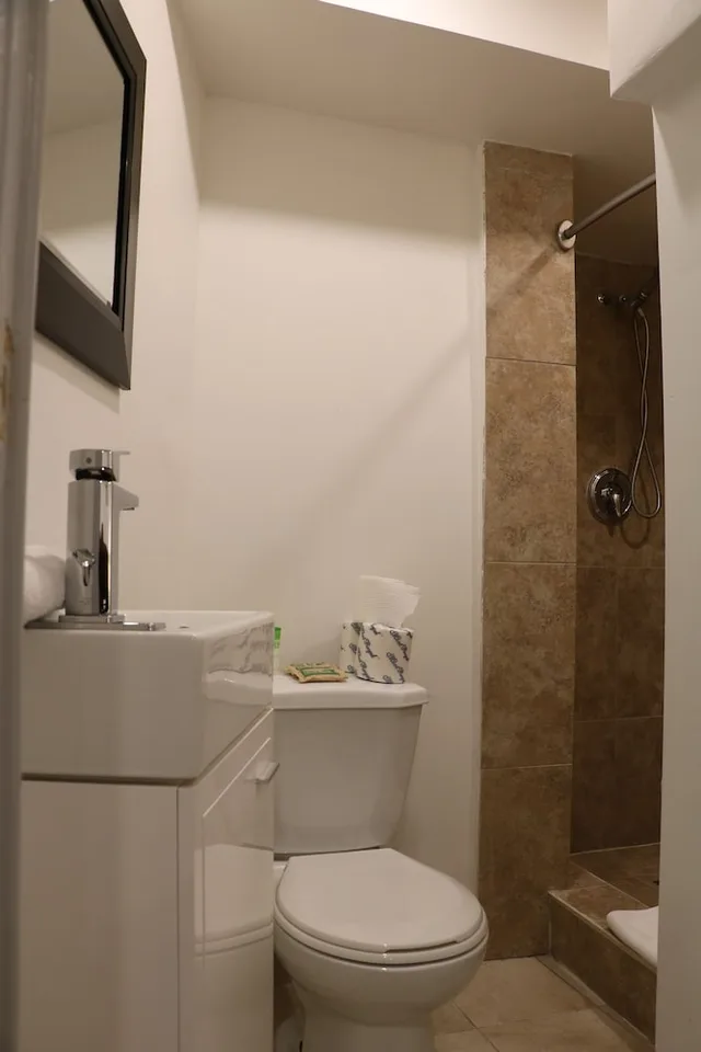 Room, Double Bed, Side View، Pembroke Inn 2/2