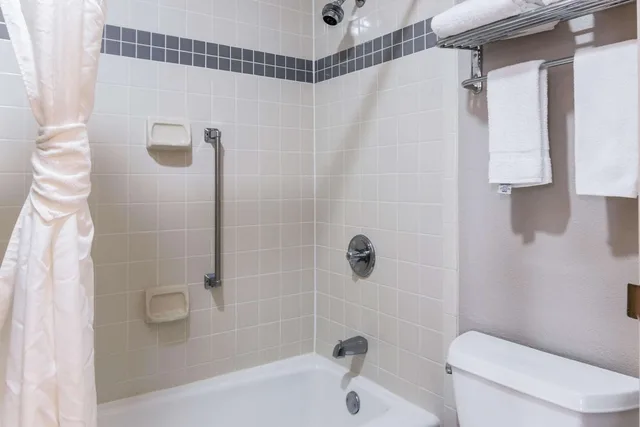 غرفة قياسية بسرير كينج مع أريكة للمدخنين، Econo Lodge Gainesville Downtown Area 4/6