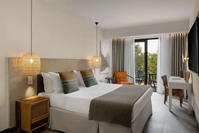 غرفة بسرير مزدوج بإطلالة على البحر، Domes Aulus Elounda Resort, Curio Collection by Hilton 1/5