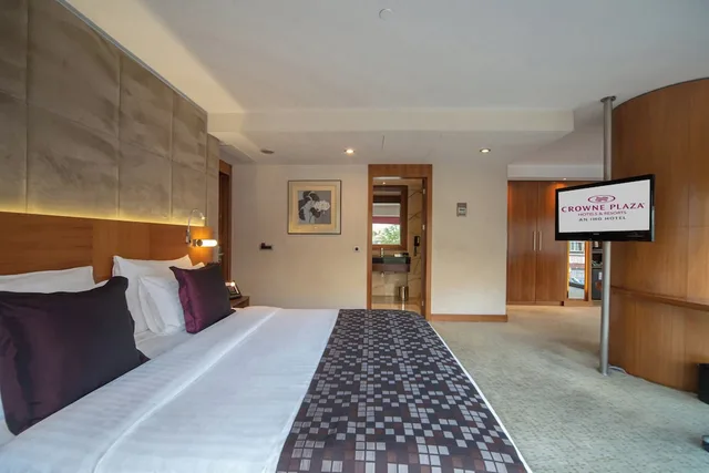 Junior Suite, King Bed, Crowne Plaza Istanbul Harbiye Hotel 5/10