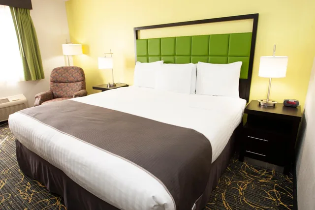 Room, King Bed, Bathtub, Accessible, AmericInn by Wyndham Delafield 4/10