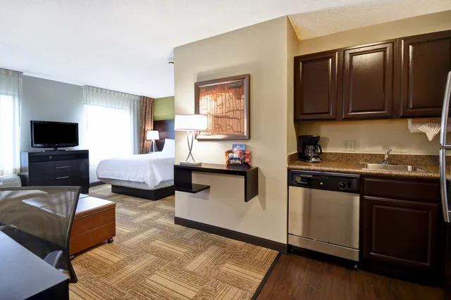 جناح استوديو بسرير كوين، Staybridge Suites Grand Rapids-Kentwood 2/2