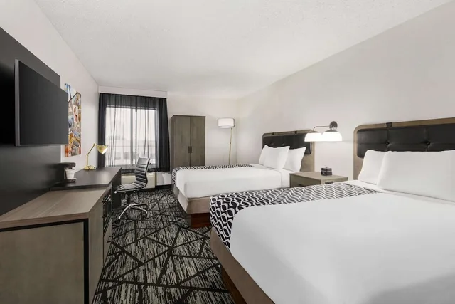 غرفة بسريرين مزدوجين لغير المدخنين، La Quinta Inn & Suites by Wyndham Cleveland Airport West 1/2