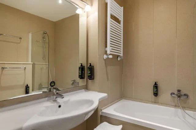 غرفة بسرير كوين بإطلالة على البحر، B&B Hotel Park Hotel Suisse Santa Margherita Ligure 6/9