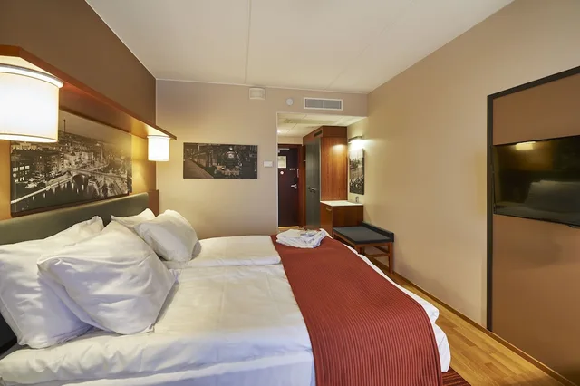 غرفة قياسية بسرير كينج في الطابق العلوي، Holiday Inn Tampere Central Station 2/2