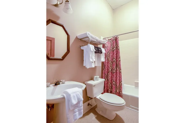 Room, Twin Beds, The Belmont Inn 4/4