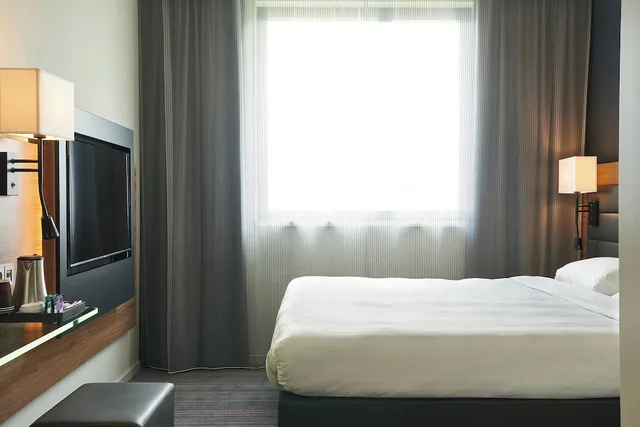 غرفة بسرير كوين مع أريكة، Moxy Edinburgh Airport 1/3