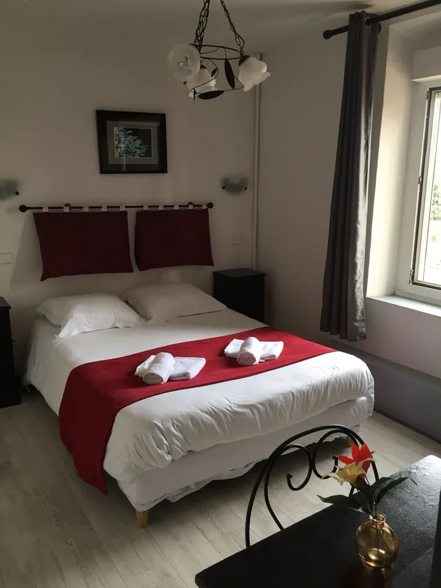 غرفة بحوض استحمام، HOSTELLERIE DE LA SOURCE 2/10