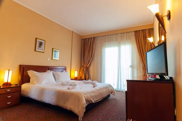 جناح بسرير كينج، Ambassador Hotel 3/6