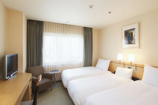 غرفة قياسية بسريرين منفصلين وثلاثة أسرّة مع سرير إضافي، Hotel Agora Osaka Moriguchi 2/4