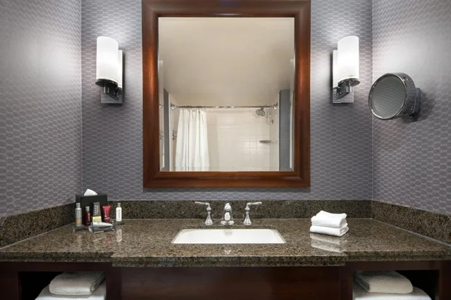 Guest Room, King Bed, Executive Level, High Floor، Visalia Marriott at the Convention Center 8/10