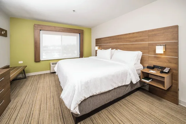 Standard, King Bed, Living Area, Holiday Inn Express Indianapolis South 5/10