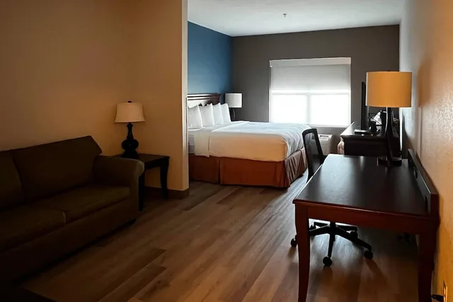 Upgrade, Suite, King Bed, Sofa، Comfort Inn & Suites Concord (Kannapolis) 8/10