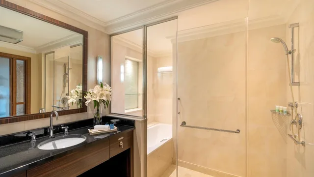 غرفة ديلوكس بسرير فردي بإطلالة جزئية على البحر، فندق موڤنبيك الخُبر(Movenpick Hotel Al Khobar) 4/6