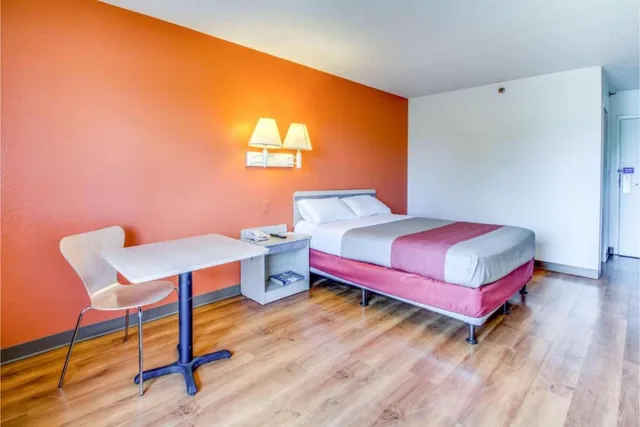 غرفة بسرير كوين لذوي الإعاقة، Motel6 Amherst, NY - Buffalo 1/2