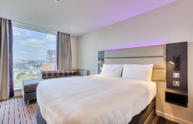 Wet, Double Bed, Accessible، Premier Inn London Paddington (Paddington Basin) Hotel 1/1