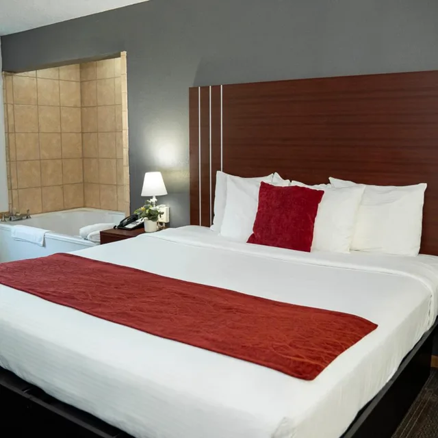 جناح بسرير كينج بجاكوزي، New Victorian Inn York 2/8