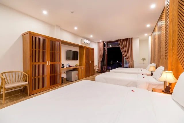 جناح عائلي بسرير كينج وثلاثة أسرّة بإطلالة على المدينة بشرفة، Phong Phu Villa Hoi An 2/3