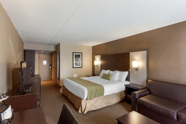 Standard, King Bed, Sofa, Pet Friendly, Patio, Best Western Plus Leamington Hotel and Conference Centre 2/6