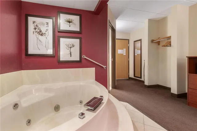 Suite, Queen Bed, Jetted Tub, SureStay Plus Hotel by Best Western Litchfield 4/4