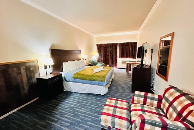 غرفة بسرير كينج لذوي الإعاقة، Coratel Inn and Suites By Jasper Ocean Shores 1/7