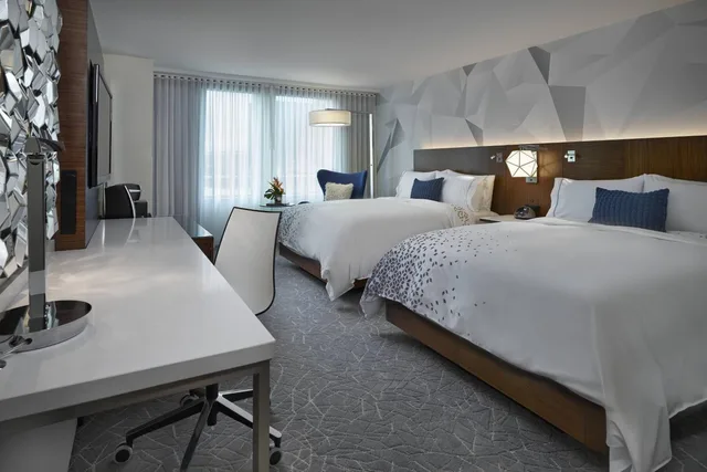 غرفة بسريرين كوين، RENAISSANCE EDMONTON AIRPORT HOTEL 5/9